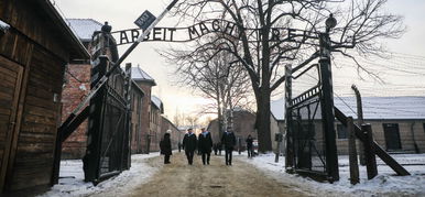 Az Amazon törölte az auschwitzi haláltábort ábrázoló díszeket weboldaláról
