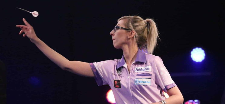 Videó: történelmi meccs a darts-vb-n – női főszereplővel!