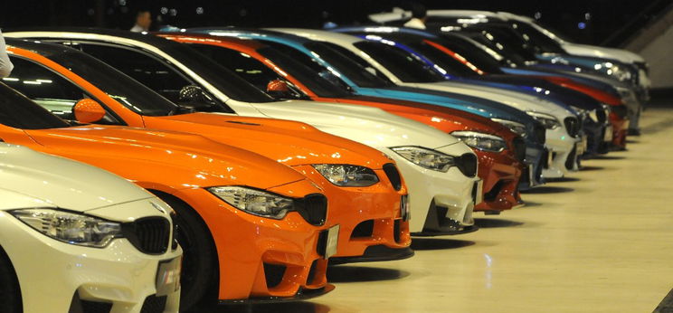 A BMW szembemegy a Teslával és a Volkswagennel