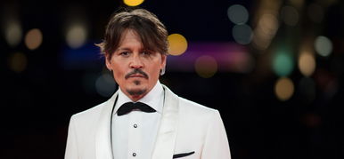 Háborús fotósnak állt a megőszült, szakállas Johnny Depp