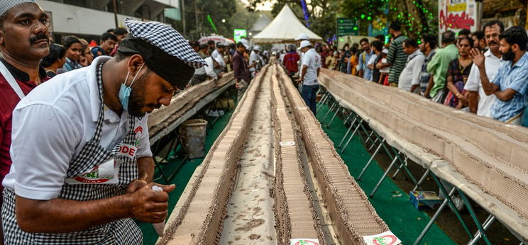 Elkészült a torta, ami majdnem olyan hosszú, mint a 4-es metró vonala – galéria