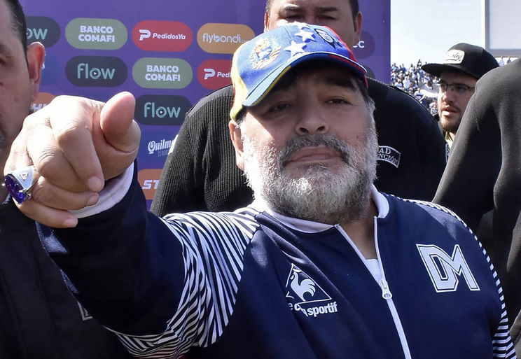 Trónon ülve irányítja csapatát Maradona – fotó