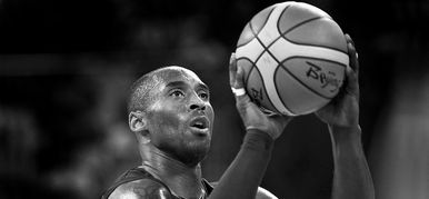 Szívszorító kép: így várták Kobe Bryantet és lányát a kosárpályán