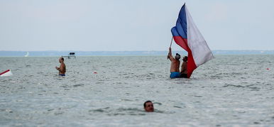 Megbillent a Balaton víztükre