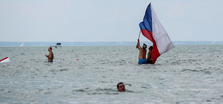 Megbillent a Balaton víztükre