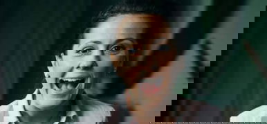 Újranézheted, hogyan dobja le a textilt A mi kis falunk szépsége