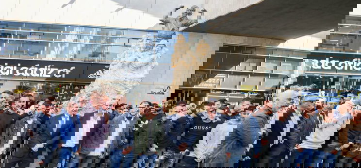 Van egy spanyol kiscsapat, amely szobrot állított szurkolójának