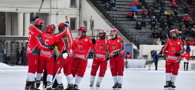 -4 fok: alsónadrágra vetkőzve ünnepltek vb-címet a magyarok – fotó