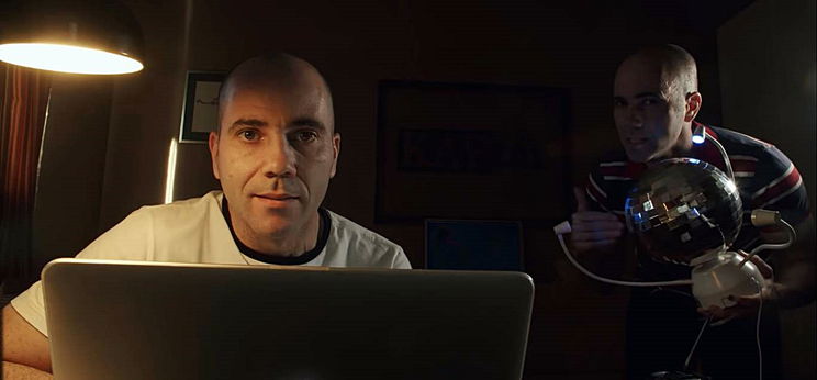 „Maradok. Itthon”: zenés karanténslágert írt Kovács András Péter – videó