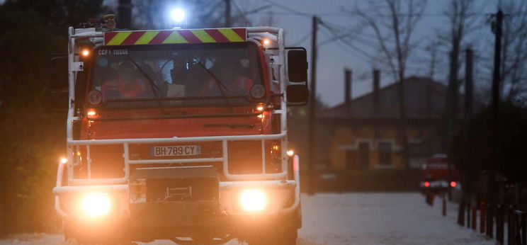 Őrület: nem akarta elengedni a Skodás a tűzoltóautót – videó