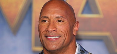 Dwayne Johnson tequilát szürcsölget, és énekel a karanténban – videó