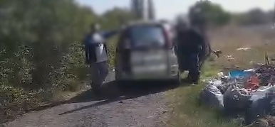 „Megfogod te nagy tulokfejű, te is!” – rajtaütött az illegális szemetelőkön a motoros