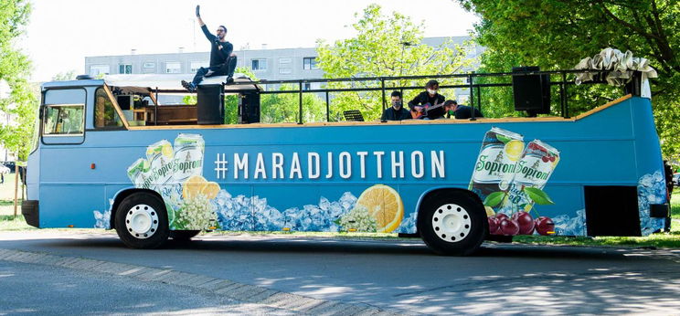 Vastag Csaba koncerttel lepte meg három idősotthon lakóit – videó