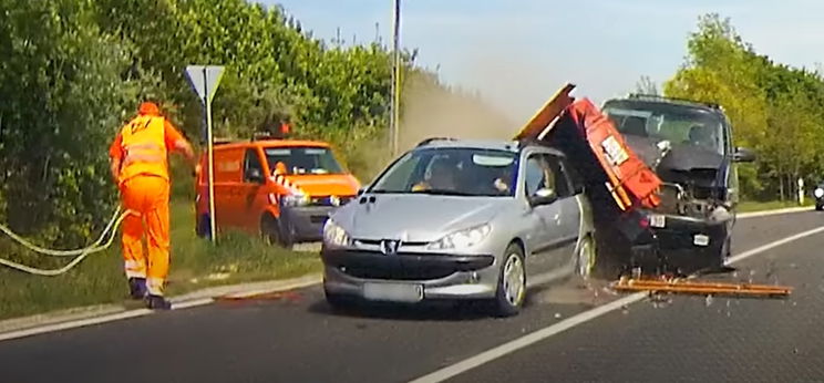 Durva baleset: centiken múlt a közútkezelő élete – videó