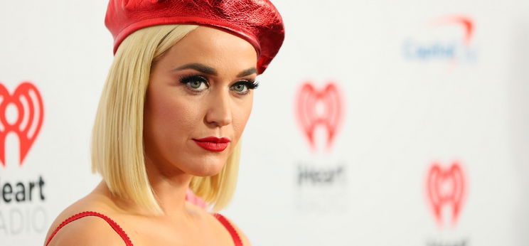 A várandós Katy Perry anyaszült meztelenre vetkőzött az új klipjében