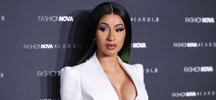 Cardi B anyaszült meztelenül mutatja meg a brutális háttetkóját