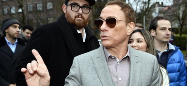 Jean-Claude Van Damme nagyon aranyosan pózol a családjával