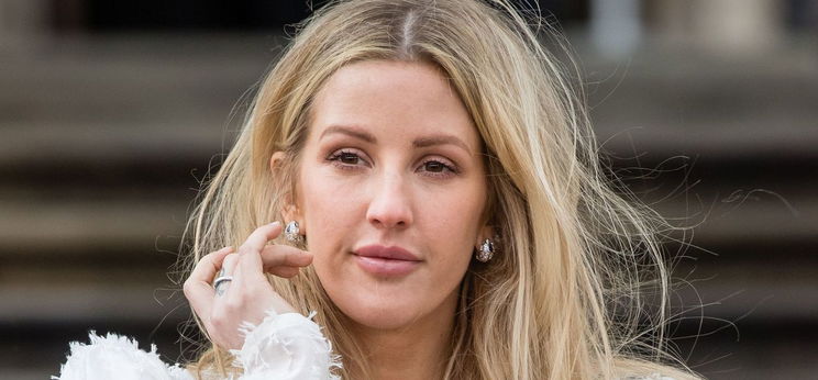 Ellie Goulding megvillantotta szexi hasát a világnak