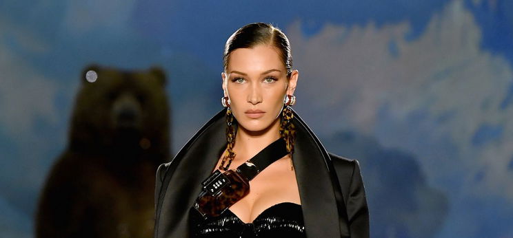 Bella Hadid megmutatta a melleit – képek