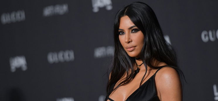 Kim Kardashian úgy kidobta a melleit, hogy fel sem tűnik az új haja – kép