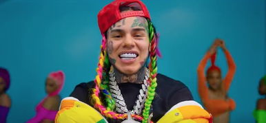 Tekashi 6ix9ine olyan gazdag, hogy ruhaként hordja a pénzt – videó