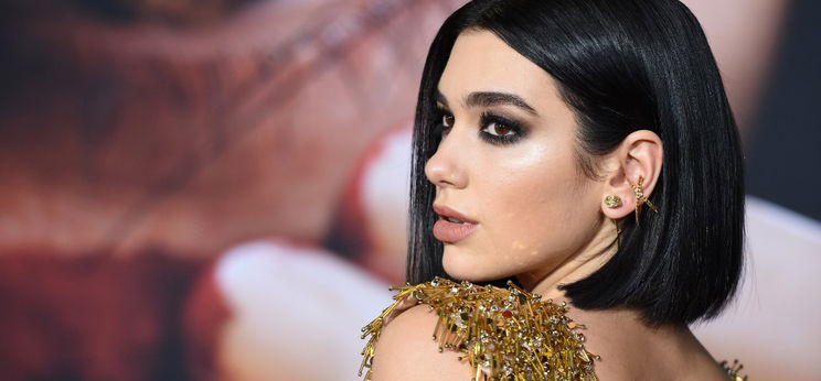 Dua Lipa mellbimbót villantva mutatta be új hajszínét – képek