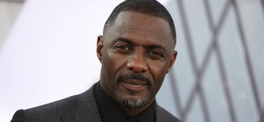 Már a britek is Idris Elba előtt térdelnek