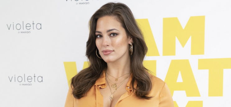 Ashley Graham anyaszült meztelenül pózol a babájával – kép