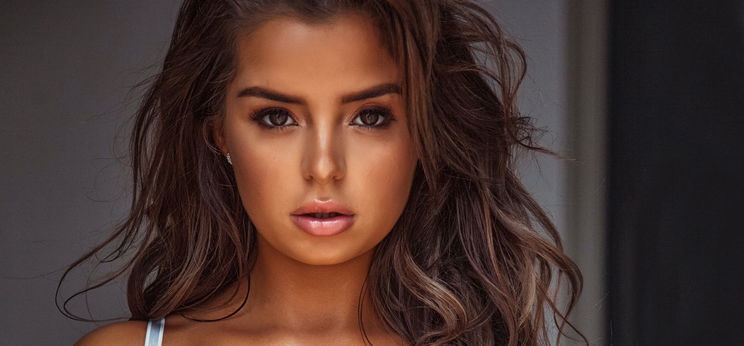 Demi Rose hatalmas melleivel még egy kertésznadrág sem bír – fotó