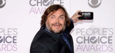 Jack Black szinte meztelenül próbál meglovagolni egy felfújható T-Rexet – videó