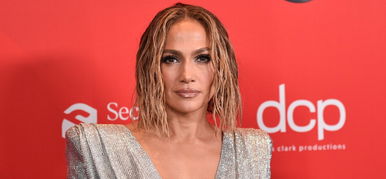 Jennifer Lopez anyaszült meztelenre vetkőzött – videó