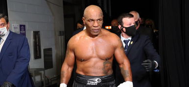 Mike Tyson füvezett a Roy Jones Jr. elleni meccse előtt