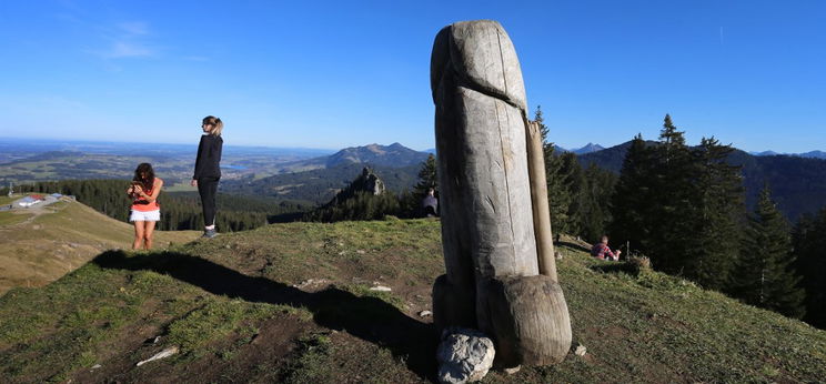 Kétméteres fafallosz rejtélye tartja lázban a bajorokat