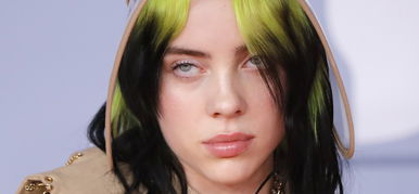 Billie Eilish a hatalmas melleit csapkodja, de miért? – videó