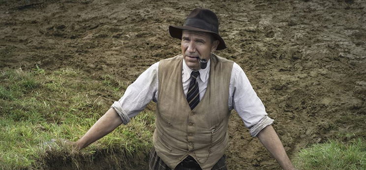 Ralph Fiennes felbecsülhetetlen kincset talál a II. világháború árnyékában – Ásatás-előzetes