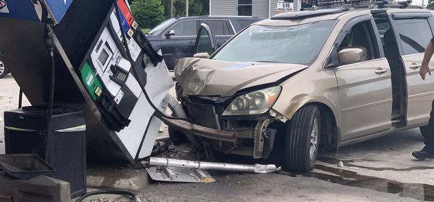 Driftelés közben zúzta le a benzinkutat egy sofőr – videó