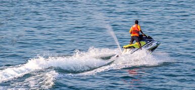 Négy és fél órát jet skizett, hogy lássa a szerelmét – börtönbüntetést kapott