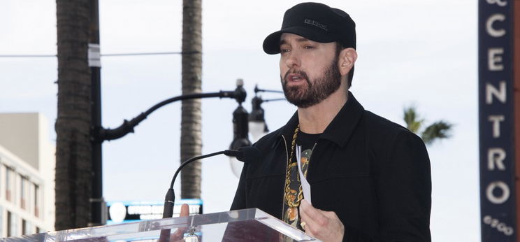 Eminem kajál egy kis ünnepi denevért az új klipjében – Coub-válogatás