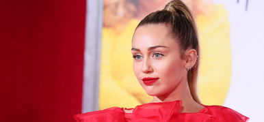 Miley Cyrus fekete bőrruhában mutogatja a melleit – válogatás