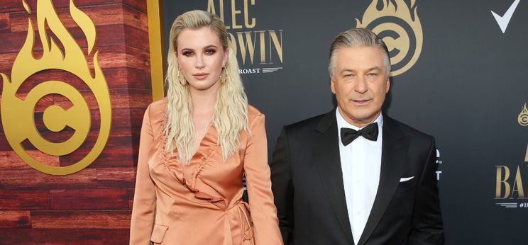 Meztelenül pózolt Alec Baldwin lánya – fotó