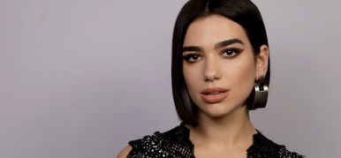 Dua Lipa átlátszó ruhája szinte semmit sem bíz a fantáziára – fotók