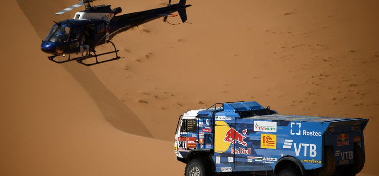 Baleset a Dakar Ralin: versenykamion ütközött egy helikopternek – videó