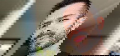 ByeAlex új külseje visszarepít minket a pornóipar aranykorába