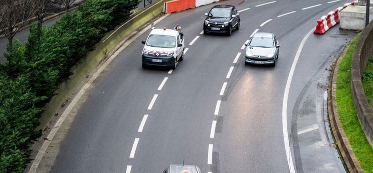 Hiába a villogó fény, a jelzések, egy autós munkagépbe hajtott az M1-esen