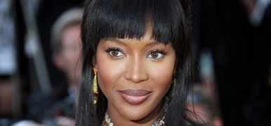 Naomi Campbell újra címlapon, és mellbimbót is villantott – válogatás