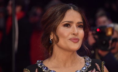 Salma Hayek mellei a frászt hozták egy fotósra, hirtelen hátra kellett lépnie kettőt - fotó