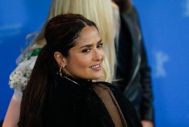 Salma Hayek mellei farkasszemet néznek Penélope Cruz melleivel, miközben nyújtozkódnak - fotó