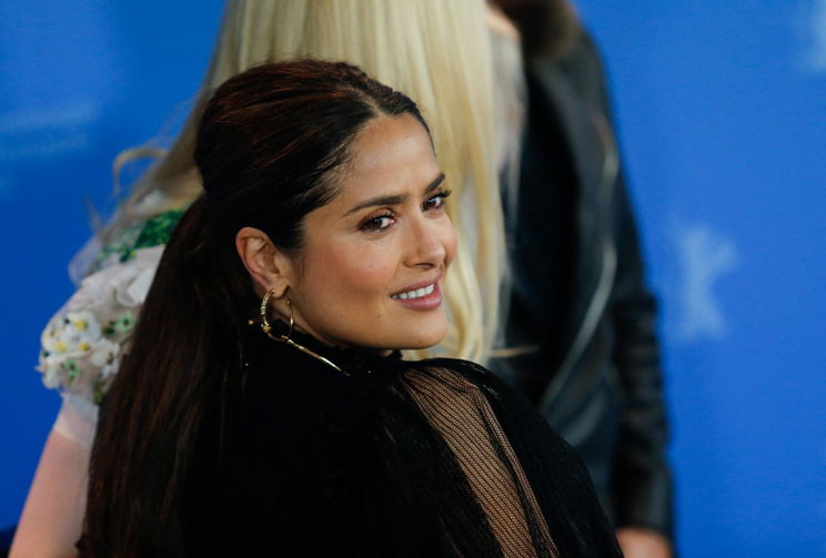 Salma Hayek mellei farkasszemet néznek Penélope Cruz melleivel, miközben nyújtozkódnak - fotó