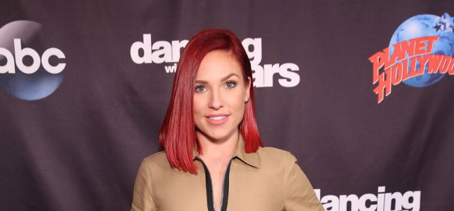 Apró bugyiban, szinte meztelenül állt ki a teraszára a Dancing with The Stars amerikai győztese, Sharna Burgess - fotó