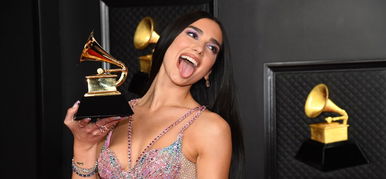 Dua Lipa olyan dögös volt a Grammy-díjátadón, hogy csak úgy izzott a levegő – fotók+videó